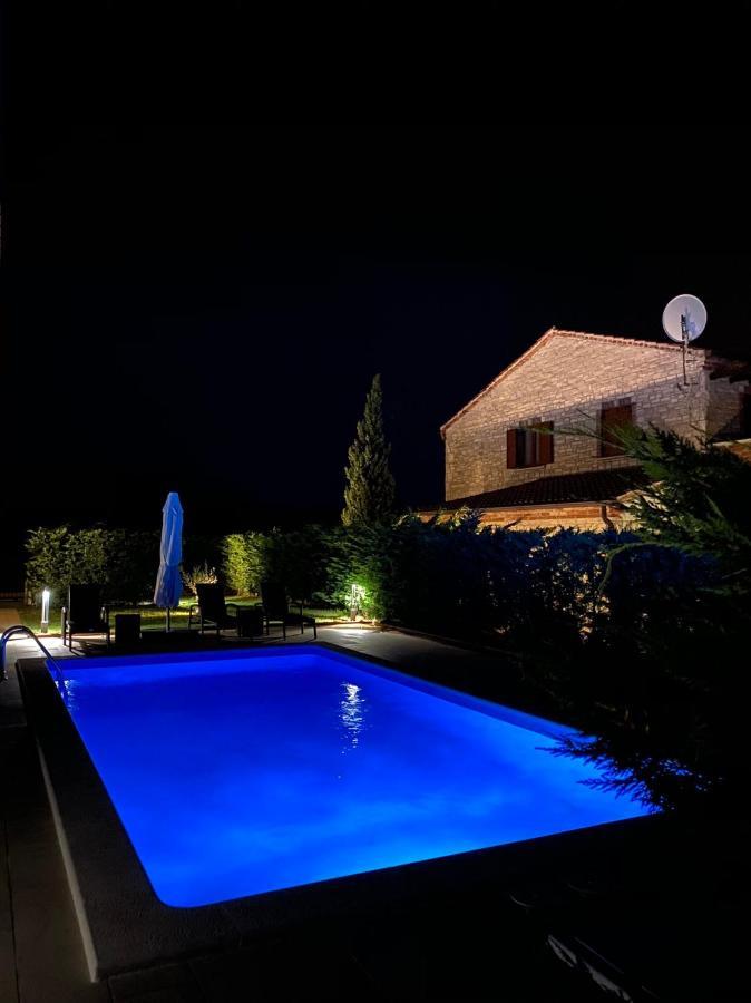 Villa Suzy With Heated Pool Svetvincenat Exterior photo