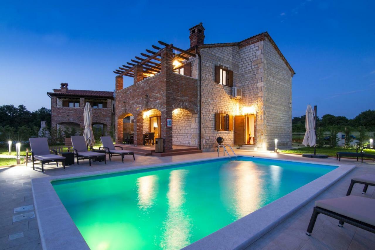 Villa Suzy With Heated Pool Svetvincenat Exterior photo