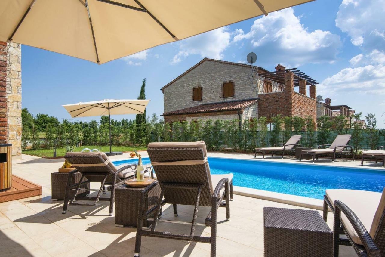 Villa Suzy With Heated Pool Svetvincenat Exterior photo